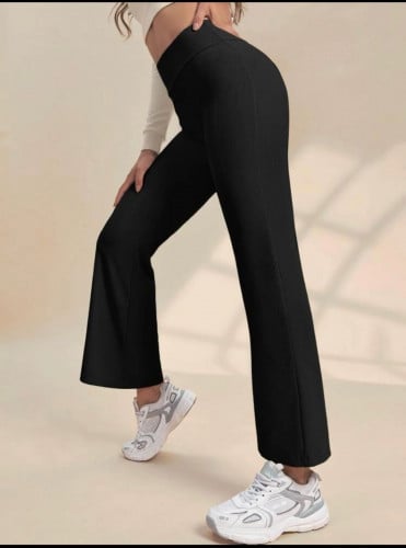 بنطلون رياضي موحد اللون و ساق واسعة من الأسفل