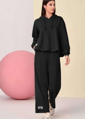 هودي منخفض الاكتاف رباط وبنطلون بتفاصيل ملصق