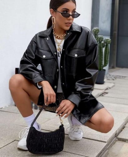 معطف من الجلد الصناعي ومنخفض الاكتاف بجيب امامي رفرف