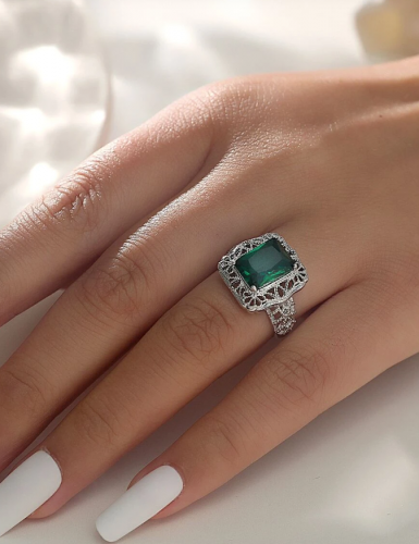 خاتم مزين باحجار كريمة