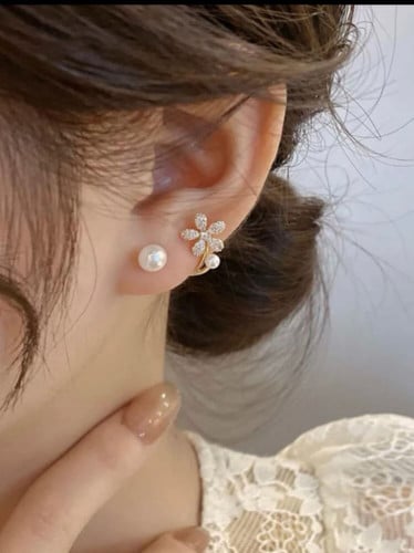 مشبك اذن مزين بزهور و لؤلؤ صناعي