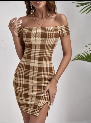 فستان نقش مربع و حافة شق مع اكتاف مكشوفة