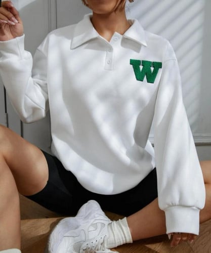 قميص ثقيل تفاصيل مرقع بعبارة بعنق بولو منخفض الاكتاف