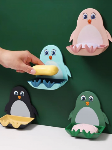 صحن صابون ملون عشوائي تصميم البطريق، رف تخزين صابون معلق على الحائط برسوم كرتونية PP للمنزل قطعة واحدة