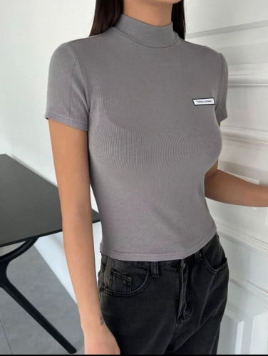 تيشيرت تفاصيل مرقع بعبارة وقوف الياقة