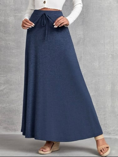 تنورة معقودة من الامام بخصر عالي لزن ازرق بحري