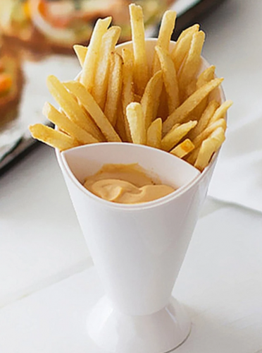 قطعة واحدة من البطاطس المقلية مع كوب الصلصة وحامل الوجبات الخفيفة ووعاء كوب سلطة بلاستيكي قابل للحمل مزود بحاوية غمس للمطعم والمطبخ المنزلي