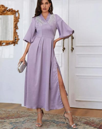 فستان متداخل و ربطة خلفي مطرز بحجر الراين