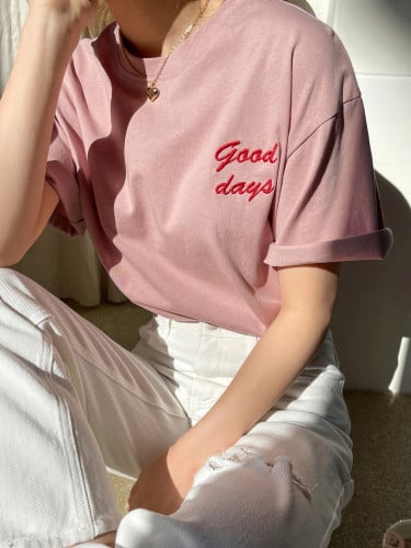 تيشيرت بشعار مطرز