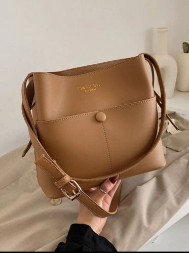 حقيبة دلو بطباعة أحرف زر ضغط بني