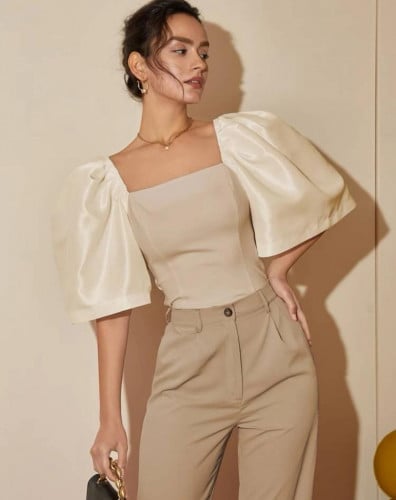 بلوزة بياقة مربعة و اكمام منتفخة