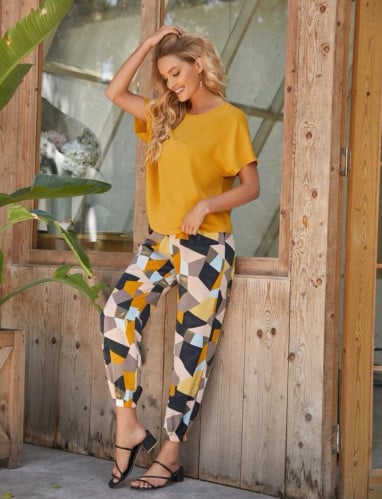 طقم توب باكمام جناح الخفاش و بنطلون بطباعة جرافيك