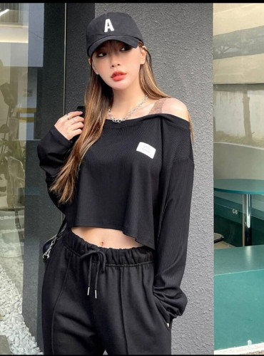 تيشيرت تفاصيل مرقع بعبارة مزينة بشريط كتف دانتيل مكشوف M