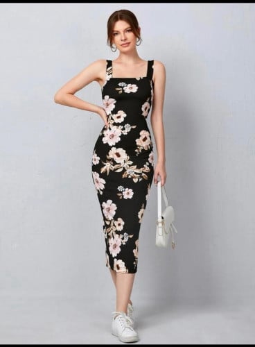 فستان بطرف مفتوح و طباعة