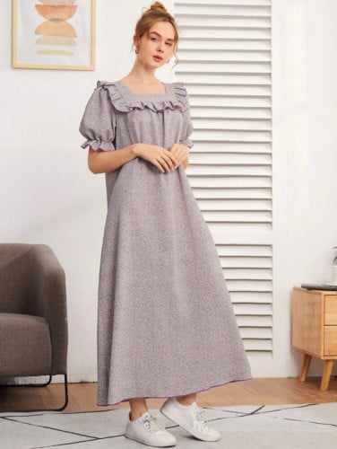 فستان نوم بأطراف مكشكشة و أكمام منفوشة و تشكيلة زهور صغيرة