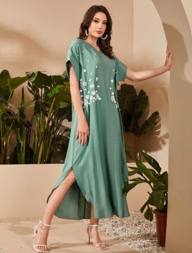 فستان برقبة و طباعة زهور Vعلى شكل حرف