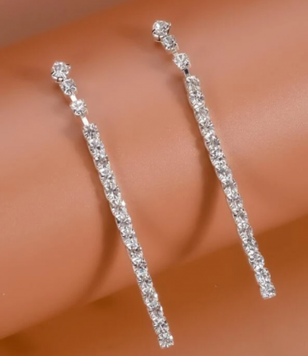 أقراط متدلي