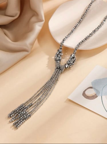 قلادة حجر الراين بتعليقة شرابة