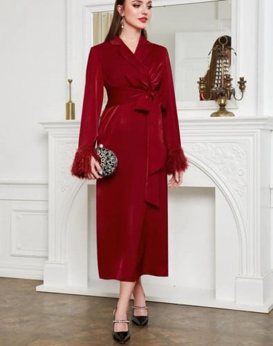 فستان بحزام زغبي بياقة مطوية مسننة