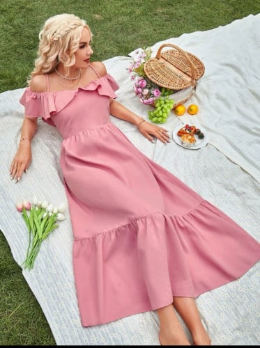 فستان مقلم بكشكش كتف مكشوف