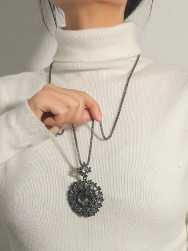 قلادة بديكور حجر الراين بتعليقة دائري