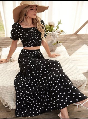 فستان قصير مكرنش ياقة مربعة واكمام منتفخة