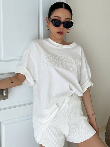 تيشيرت بكتف مائل