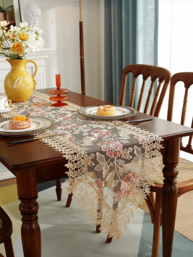 مفرش طاولة نحيل مطرز بالزهور  40*180