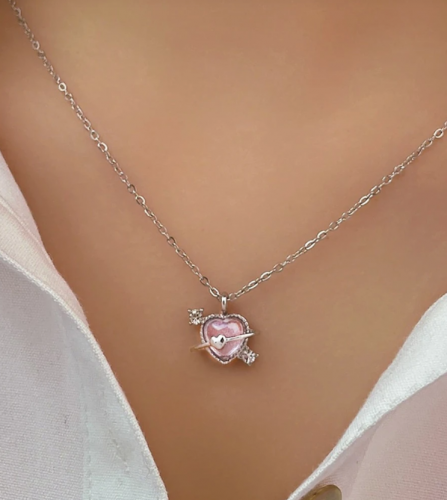 قلادة بحجر الراين بتعليقة قلب