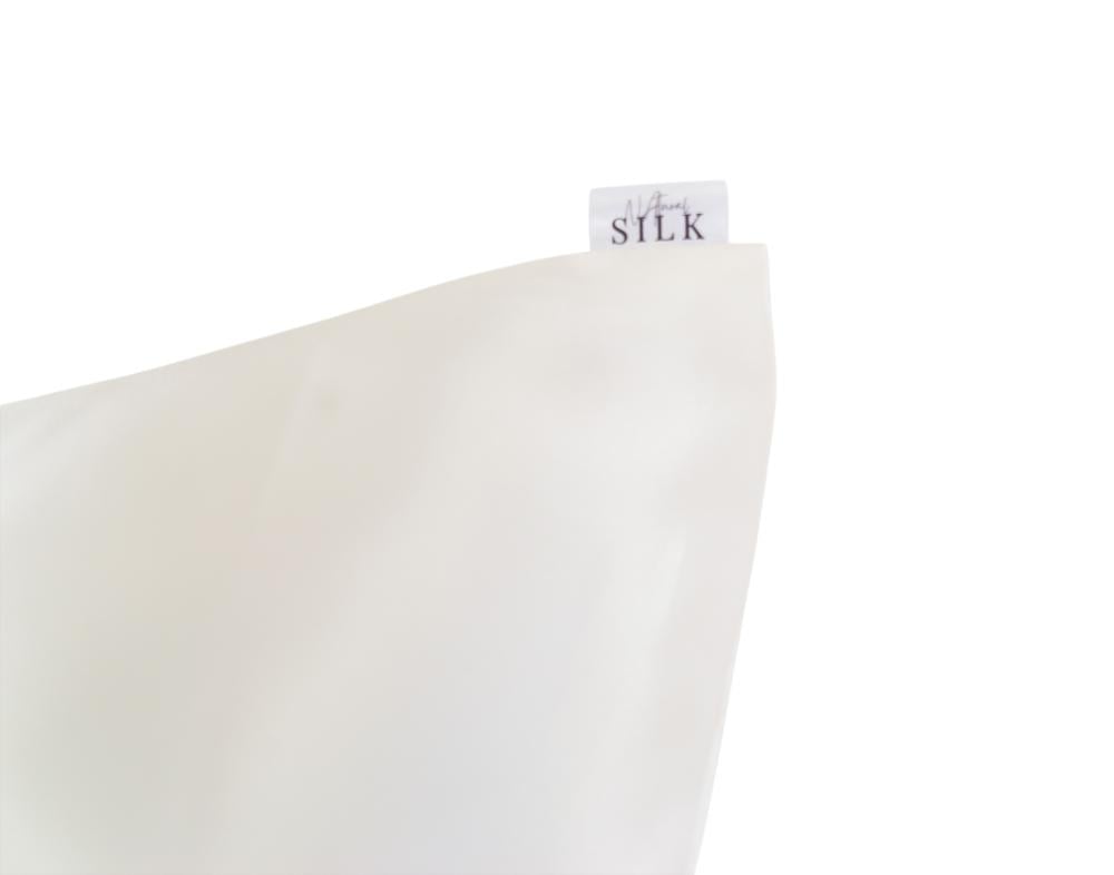 الحرير vs القطن للبشرة: أيهم أفضل لنضارة بشرتك أثناء النوم؟