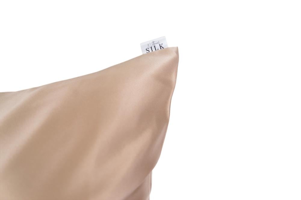 فوائد مخدة حرير التوت للشعر والبشرة | سر الجمال أثناء النوم