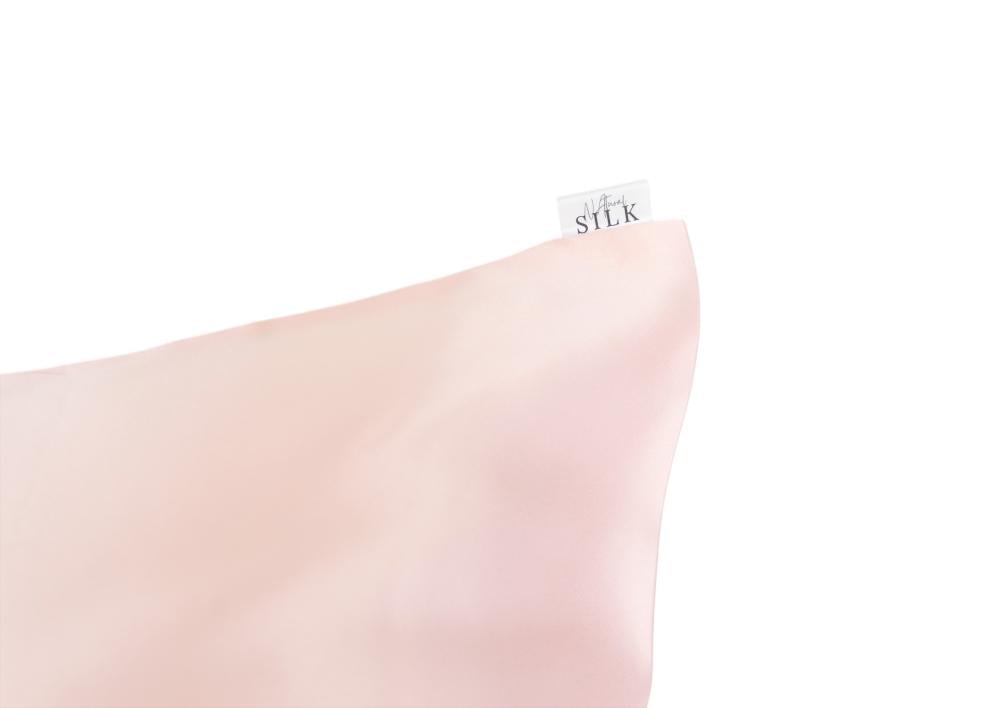 الحرير vs القطن للشعر: أيهم أفضل لنوم صحي وشعر بدون تكسر؟