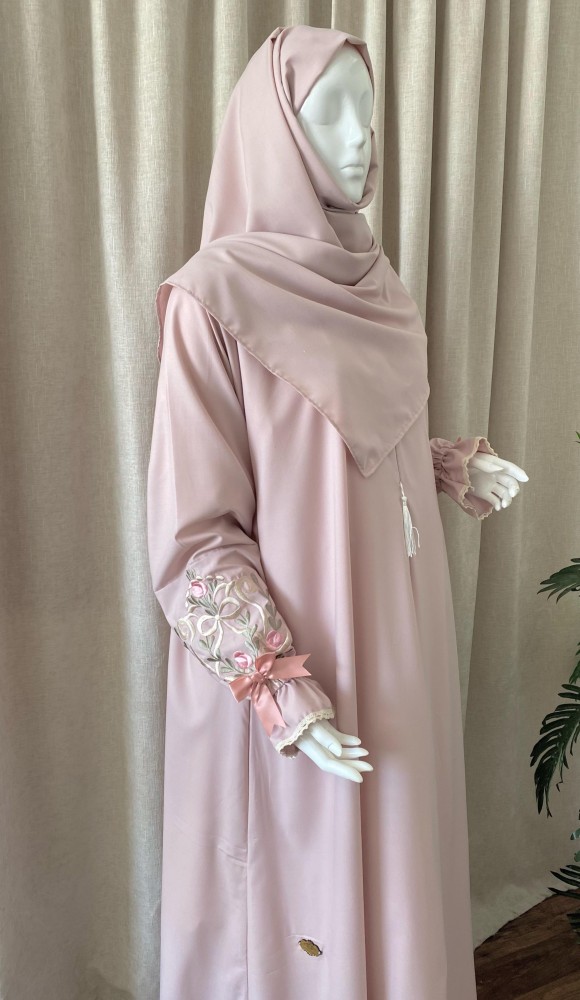 لباس صلاة بطرحة مطرز بمنتهى الأناقة والتميز. بلون وردي فاتح