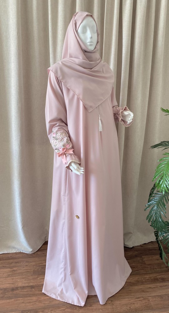 لباس صلاة بطرحة مطرز بمنتهى الأناقة والتميز. بلون وردي فاتح