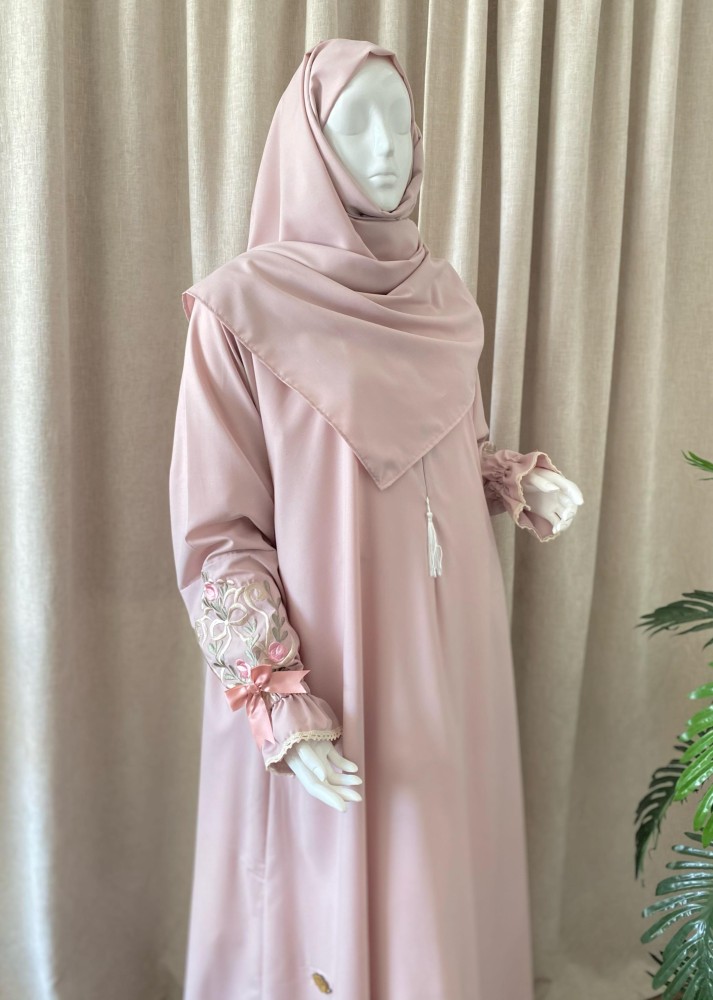 لباس صلاة بطرحة مطرز بمنتهى الأناقة والتميز. بلون وردي فاتح
