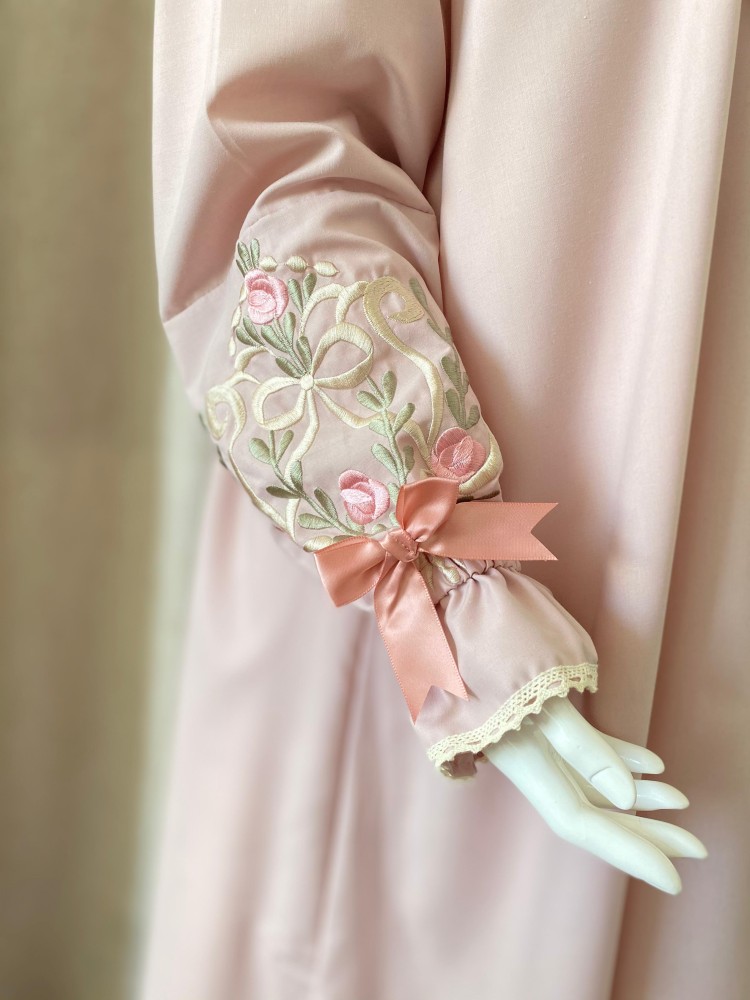 لباس صلاة بطرحة مطرز بمنتهى الأناقة والتميز. بلون وردي فاتح