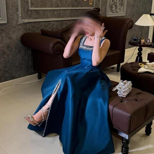 فستان أزرق ملكي بلمسات كريستالية فاخرة