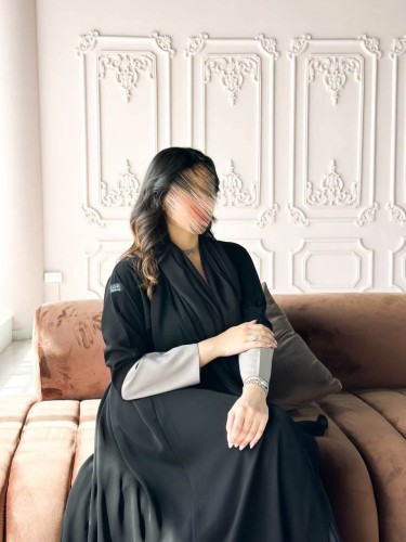 عباية كريب اسود مع اكمام بيج