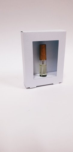 علبة عطر مع نافذة