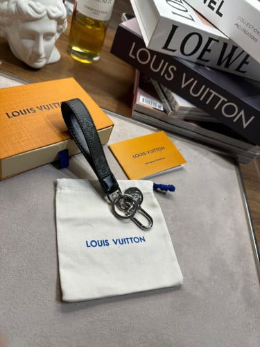 LOUIS VUITTON ميدالية مفاتيح