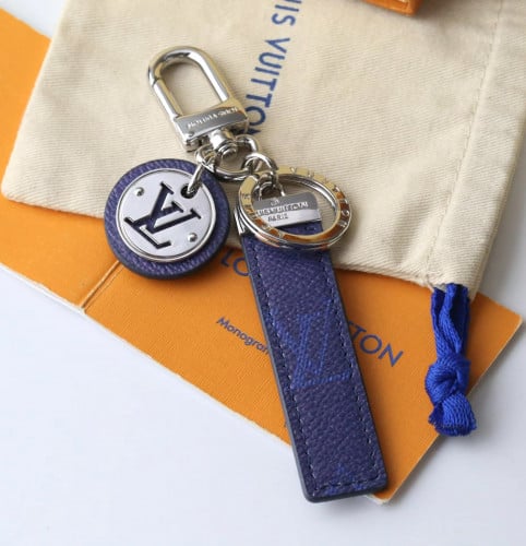 LOUIS VUITTON ميدالية مفاتيح