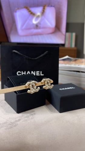 CHANEL حلق لون ذهبي