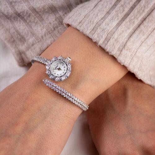 تدورين ساعات فخمة لك يا عروسه انتي في المكان المناسب