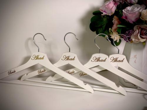 علاقات ملابس بالإسم ( 6 حبات )