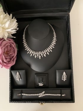 الزركون شبيه الالماس ما يبان في التصوير