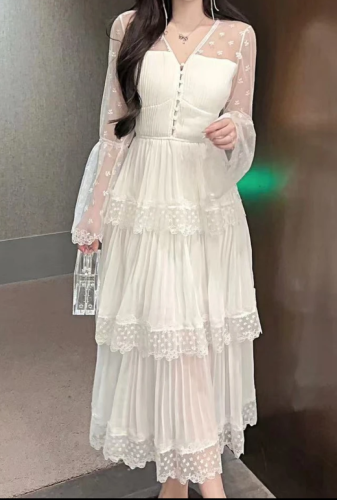 فستان ابيض طويل بأكمام شفاف