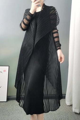 فستان اسود بأكمام