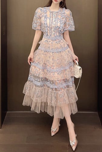 فستان بيج بتطريز ازرق