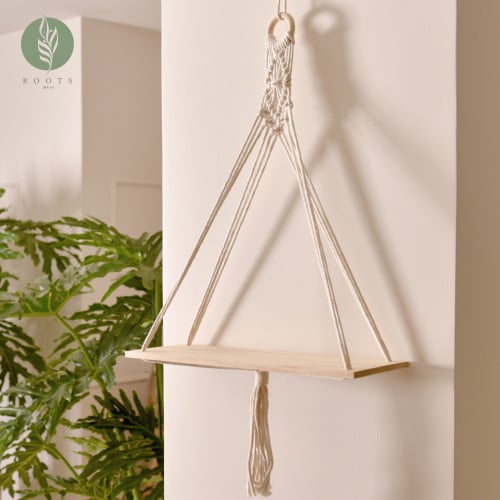 مكرمية مع رف خشبي