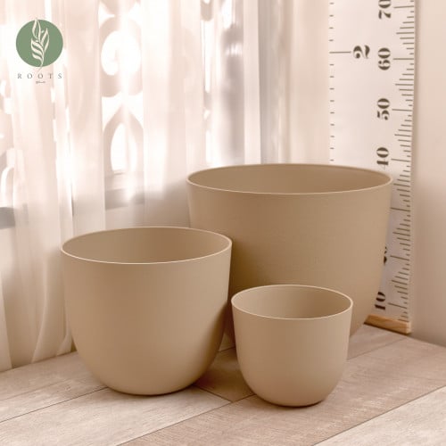 أحواض بلاستيك بني وأبيض وأسود